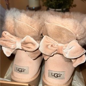 Light tan, Bow Ugg / with box
